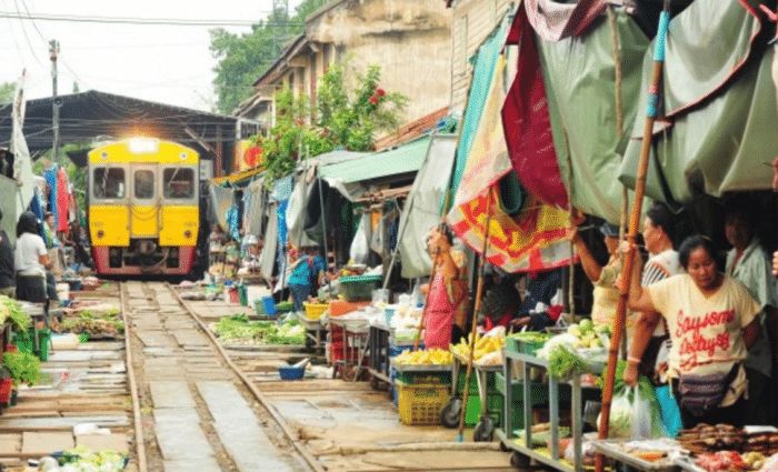 世界上最奇葩的火車 ：橫穿「菜市場」， 司機還不忘伸手打招呼！ 旅遊 第4張