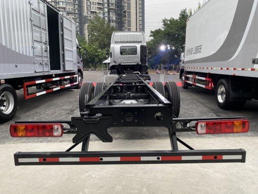 两轴9.8米装77m³货 比三轴车还能装的欧航快递之星还有啥优势？