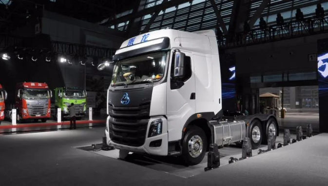 解放/乘龙/三一重卡牵引车 卧铺最低1.2米宽 卡友都说有“家”的感觉？