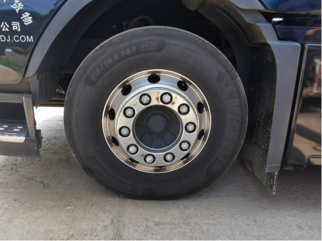 00马力的4X2重卡牵引车