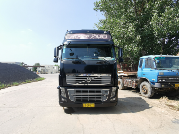 00马力的4X2重卡牵引车