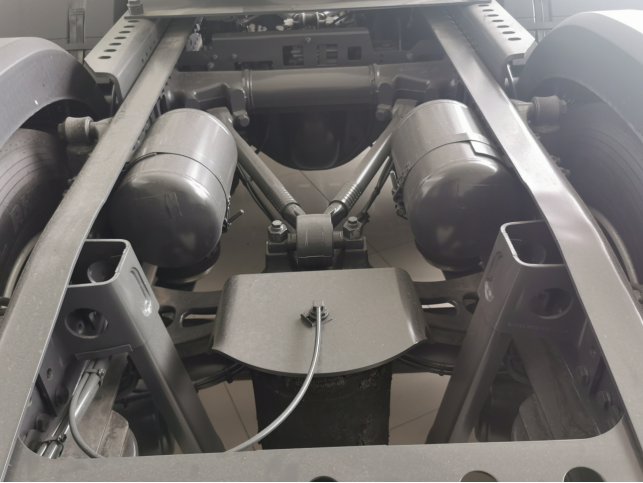 0多万的奔驰第5代新阿克托斯牵引车实拍！国产重卡和进口重卡有多大差距？"