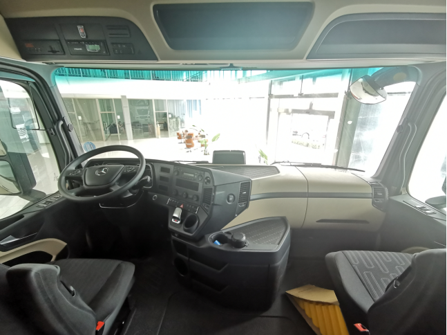 0多万的奔驰第5代新阿克托斯牵引车实拍！国产重卡和进口重卡有多大差距？"