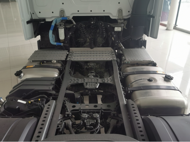 0多万的奔驰第5代新阿克托斯牵引车实拍！国产重卡和进口重卡有多大差距？"