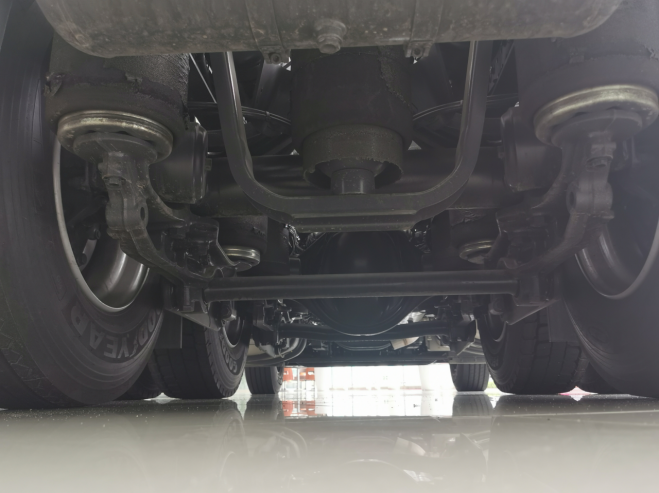 0多万的奔驰第5代新阿克托斯牵引车实拍！国产重卡和进口重卡有多大差距？"