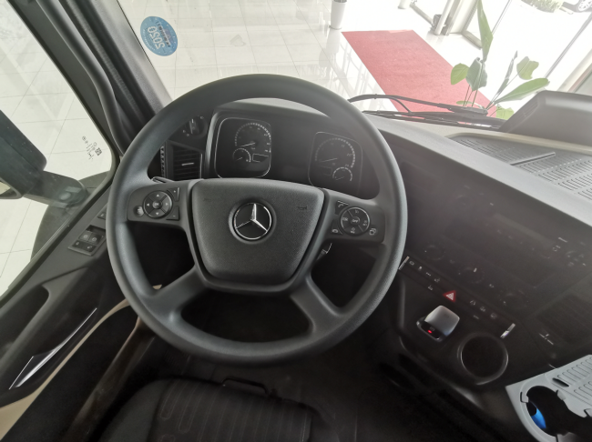 0多万的奔驰第5代新阿克托斯牵引车实拍！国产重卡和进口重卡有多大差距？"