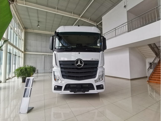 0多万的奔驰第5代新阿克托斯牵引车实拍！国产重卡和进口重卡有多大差距？"