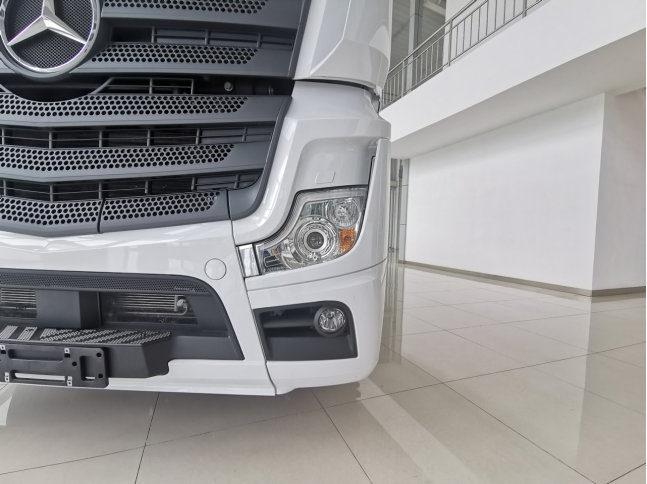 0多万的奔驰第5代新阿克托斯牵引车实拍！国产重卡和进口重卡有多大差距？"