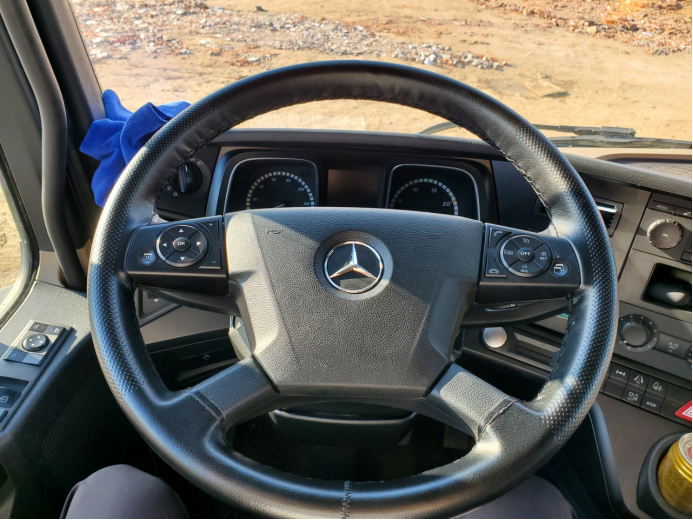 新款奔驰420马力重卡 从青岛跑新疆百公里油耗仅20L 国产重卡能做到吗？