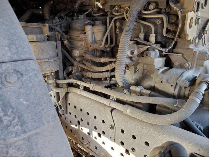 新款奔驰420马力重卡 从青岛跑新疆百公里油耗仅20L 国产重卡能做到吗？