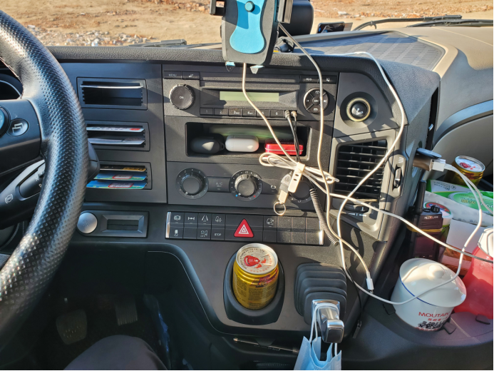 新款奔驰420马力重卡 从青岛跑新疆百公里油耗仅20L 国产重卡能做到吗？