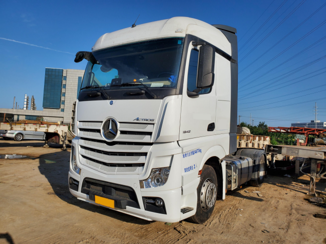 新款奔驰420马力重卡 从青岛跑新疆百公里油耗仅20L 国产重卡能做到吗？