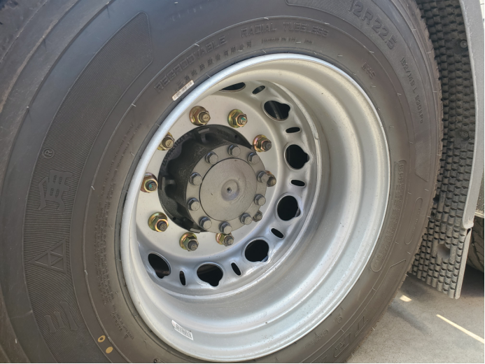 中国重汽为何敢叫响免费升级AMT变速箱？看看这款豪沃T7H自动挡重卡牵引车就明白了