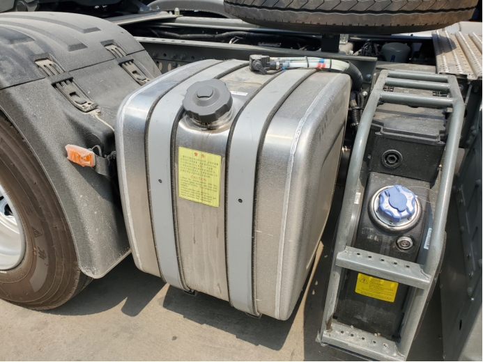 中国重汽为何敢叫响免费升级AMT变速箱？看看这款豪沃T7H自动挡重卡牵引车就明白了