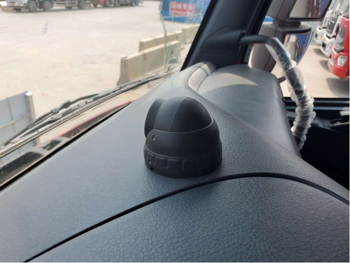 中国重汽为何敢叫响免费升级AMT变速箱？看看这款豪沃T7H自动挡重卡牵引车就明白了