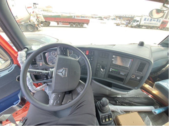 中国重汽为何敢叫响免费升级AMT变速箱？看看这款豪沃T7H自动挡重卡牵引车就明白了