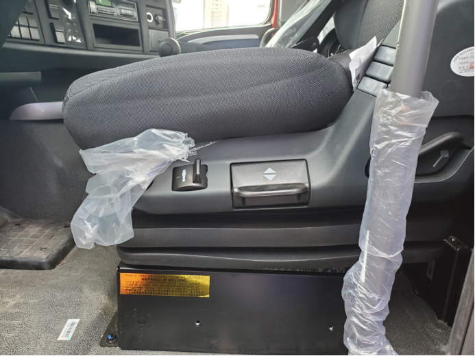 中国重汽为何敢叫响免费升级AMT变速箱？看看这款豪沃T7H自动挡重卡牵引车就明白了