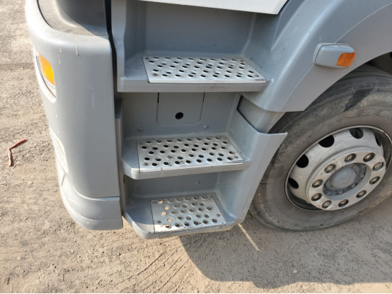 0年前的奔驰卡车就有气囊悬挂，这辆车的实力如今也能吊打国产高端重卡"