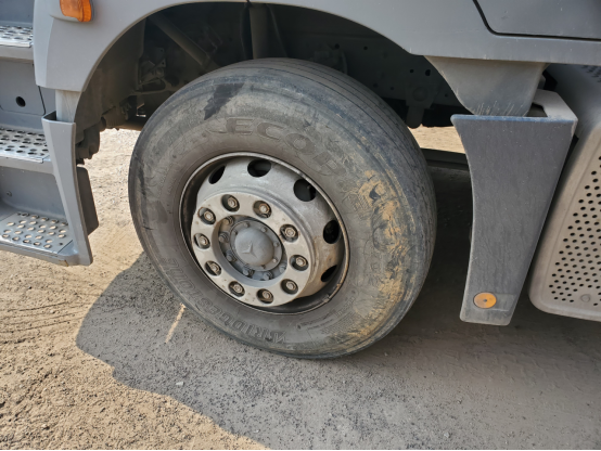 0年前的奔驰卡车就有气囊悬挂，这辆车的实力如今也能吊打国产高端重卡"