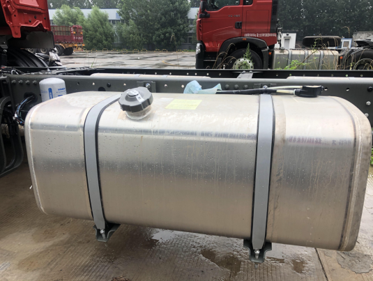 中型卡车最靓的仔！重汽新版HOWO TX系列载货车实拍详解