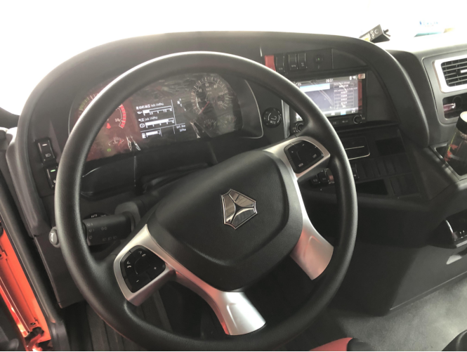 汕德卡8X4自动挡冷藏车来了！440马力+1000L双油箱，配置很豪横