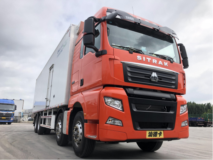 汕德卡8X4自动挡冷藏车来了！440马力+1000L双油箱，配置很豪横