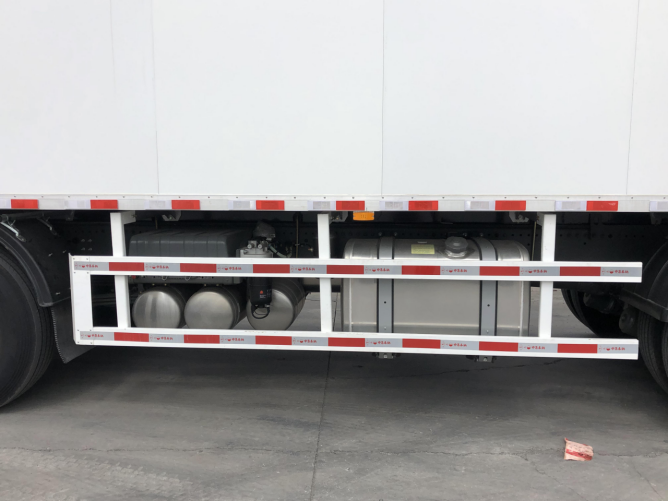 汕德卡8X4自动挡冷藏车来了！440马力+1000L双油箱，配置很豪横