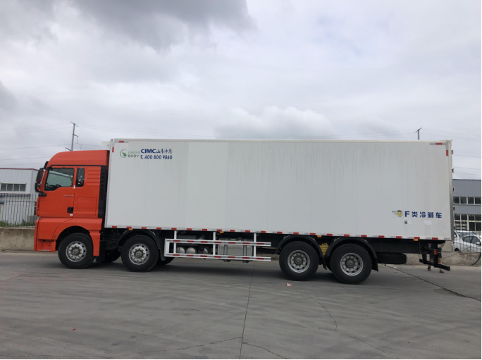 汕德卡8X4自动挡冷藏车来了！440马力+1000L双油箱，配置很豪横