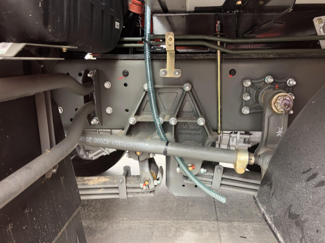 汕德卡8X4自动挡冷藏车来了！440马力+1000L双油箱，配置很豪横