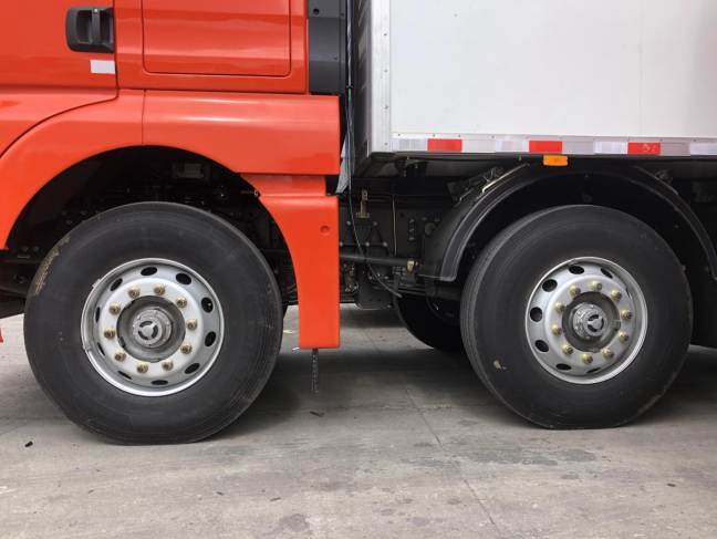 汕德卡8X4自动挡冷藏车来了！440马力+1000L双油箱，配置很豪横