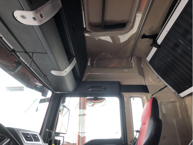 汕德卡8X4自动挡冷藏车来了！440马力+1000L双油箱，配置很豪横