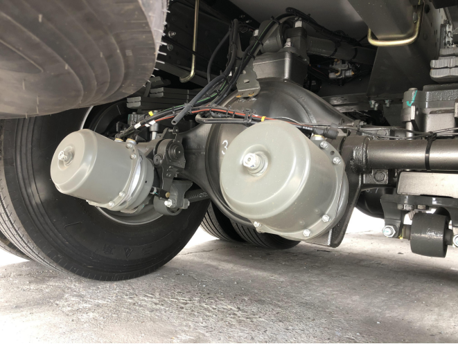 汕德卡8X4自动挡冷藏车来了！440马力+1000L双油箱，配置很豪横