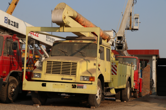 美式长头卡车长啥样？这款万国纳威斯达4700登高车很亮眼