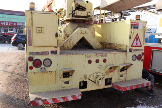 美式长头卡车长啥样？这款万国纳威斯达4700登高车很亮眼