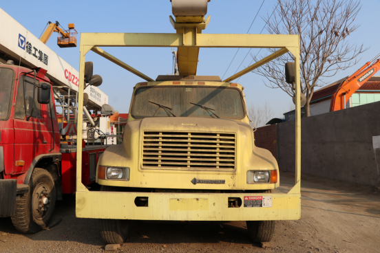 美式长头卡车长啥样？这款万国纳威斯达4700登高车很亮眼