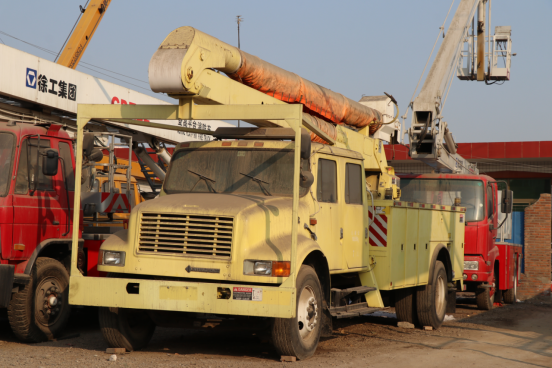 美式长头卡车长啥样？这款万国纳威斯达4700登高车很亮眼