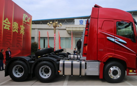 大运重卡旗舰车型V9到底有多高端？标配平地板、车载冰箱还有平板电视