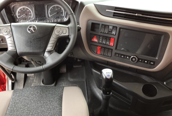 大运重卡旗舰车型V9到底有多高端？标配平地板、车载冰箱还有平板电视