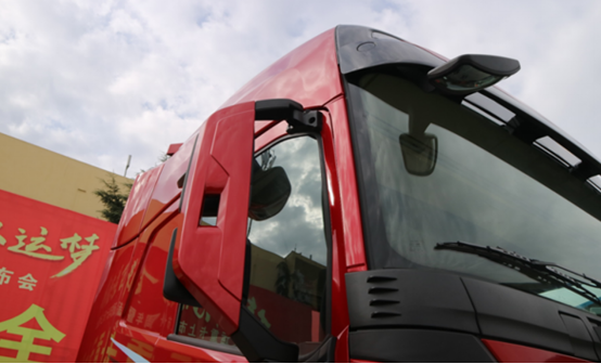 大运重卡旗舰车型V9到底有多高端？标配平地板、车载冰箱还有平板电视