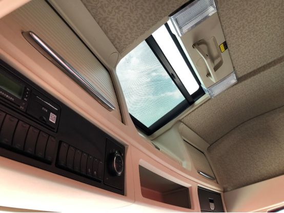 大运重卡旗舰车型V9到底有多高端？标配平地板、车载冰箱还有平板电视