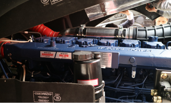 大运重卡旗舰车型V9到底有多高端？标配平地板、车载冰箱还有平板电视