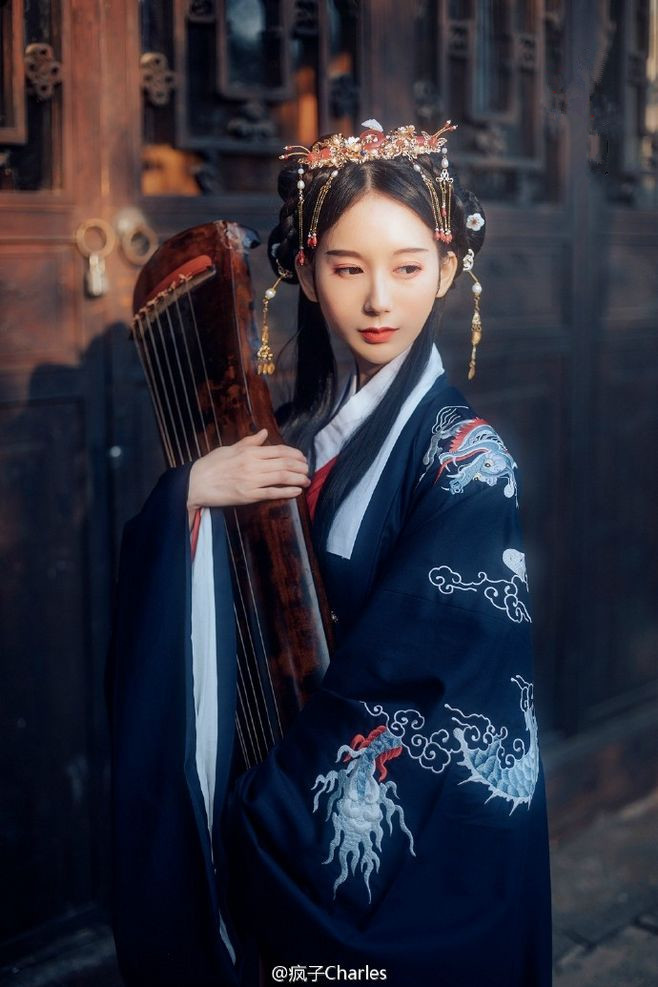 时光，留不住昨天; 缘分，停不在初见。