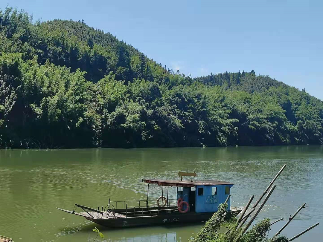 怀集这个村住着彭黎蔡三氏族人家他们逐水而迁依山而居世代和睦相处