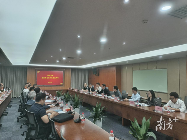 图为调研组一行在东莞台商投资企业协会听取企业汇报