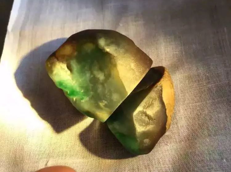 遗弃的小石头被摔出了一抹绿，捡回切开一看，全场人沸腾！