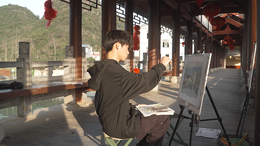 来自四川艺术职业技术学院的400多名师生来到写生基地开展创作,他们以