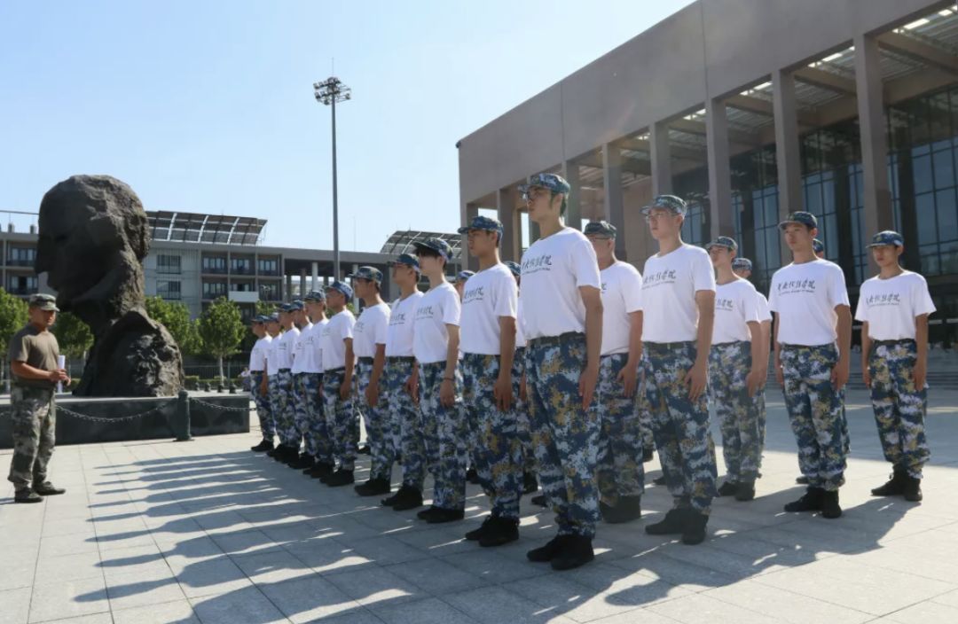 官方發易烊千璽站軍姿圖片！他站在第一排，胸肌很搶眼 娛樂 第3張