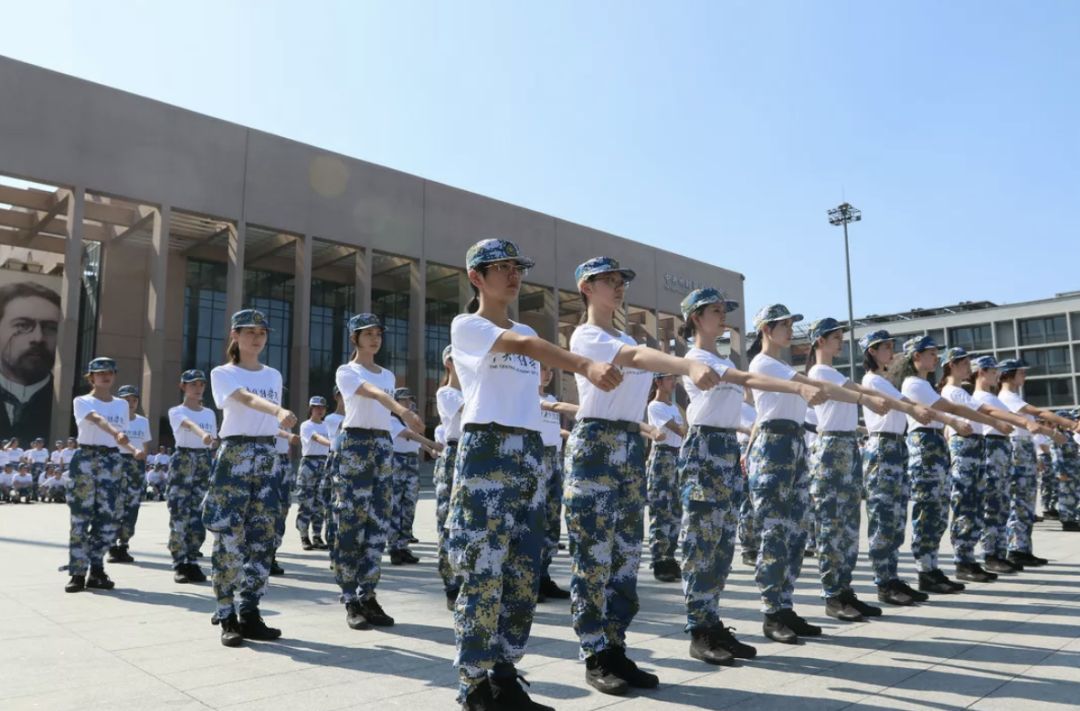 官方發易烊千璽站軍姿圖片！他站在第一排，胸肌很搶眼 娛樂 第4張