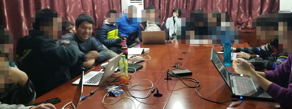 (笑成一片的一众基佬们,应部分人员要求,打了点码)