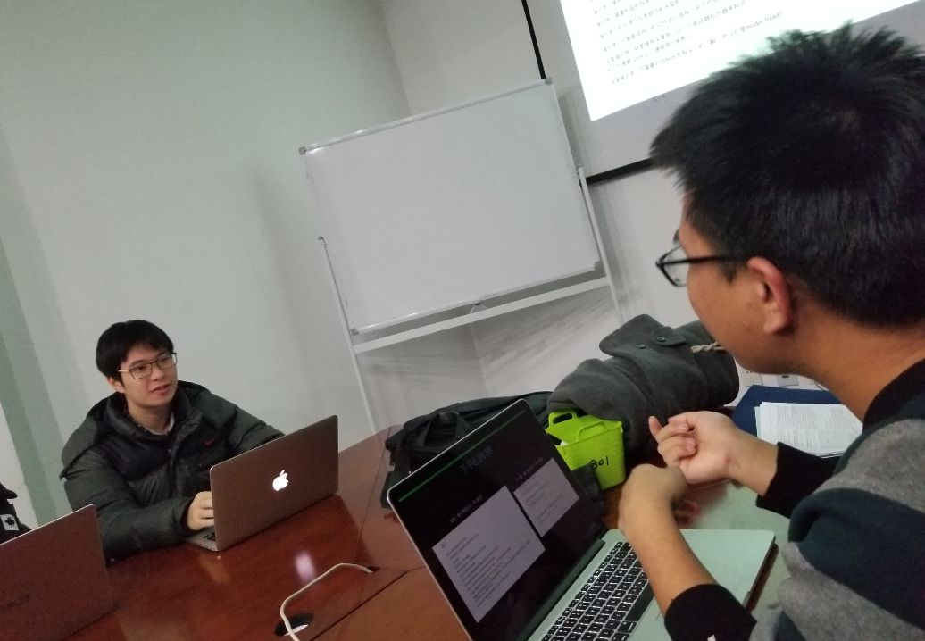 和主讲人积极交流的同学们